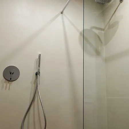 Lora Center בית הארחה *