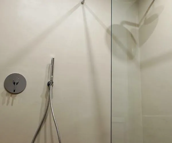 Lora Center בית הארחה 3*
